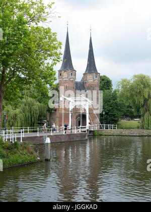 Delft, Pays-Bas, 30 juin 2017 : les gens debout sur pont-levis près de oostpoort dans la vieille ville néerlandaise de Delft Banque D'Images