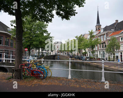 Delft, Pays-Bas, 30 juin 2017 : des vélos sur Pont sur canal dans la ville néerlandaise de Delft Banque D'Images