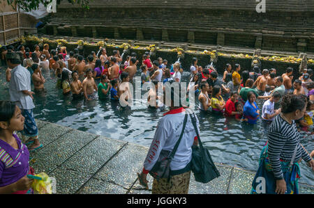 Fidèles à prendre un bain dans la piscine à la purification du temple Tirta Empul, Bali, Indonésie, Tampaksiring Banque D'Images