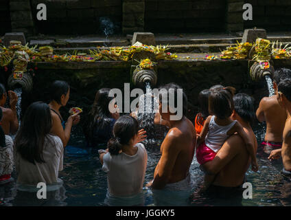 Fidèles à prendre un bain dans la piscine à la purification du temple Tirta Empul, Bali, Indonésie, Tampaksiring Banque D'Images