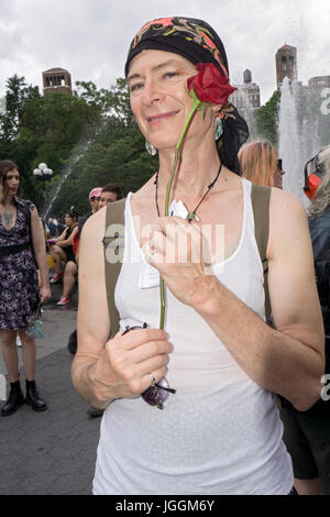 Une femme transgenre au Jour Trans si Action rassemblement à Washington Square Park à Greenwich Village, New York City. Banque D'Images