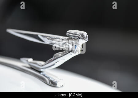 Rzeszow, Pologne, le 28 mai 2017 : Cadillac Flying Lady Hood Ornament sur une voiture américaine classique lors de l'exposition automobile à Rzeszow. Banque D'Images