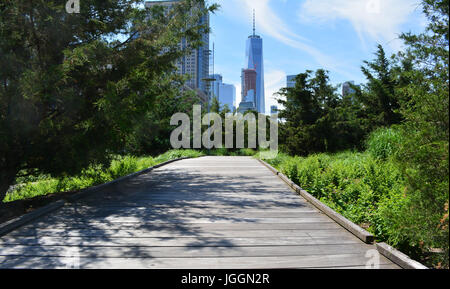 Chemin le long de la Hudson River Esplanade avec le Lower Manhattan skyline en arrière-plan. Banque D'Images