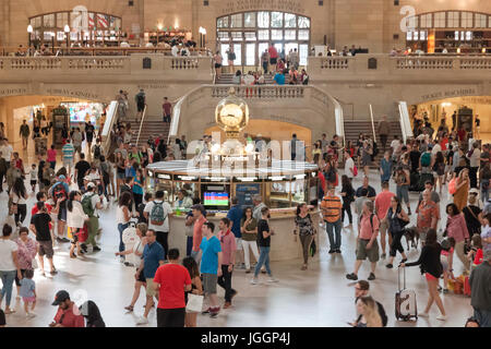 Grand Central Terminal, étage principal, stand d'information avec des gens tout autour. Banque D'Images