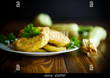 Crêpes de courgettes sur une assiette Banque D'Images