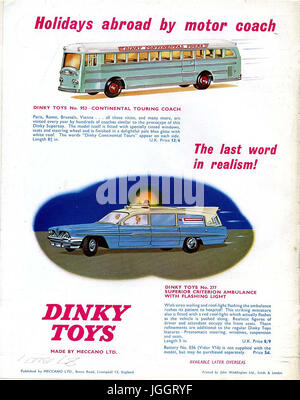 Meccano Magazine - Pleine page couleur Dinky Toy annonces - 1963 - jouets réalistes en concurrence avec les modèles de collection Corgi qui étaient de plus en plus en popularité. Banque D'Images