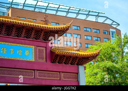 Montréal, Canada - 15 juin 2017 : La paifang gate à l'entrée du quartier de Chinatown dans le centre-ville de Montréal. Banque D'Images