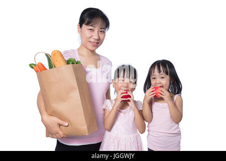 Femme Asiatique et leurs filles à porter des sacs d'épicerie en isolé sur fond blanc Banque D'Images