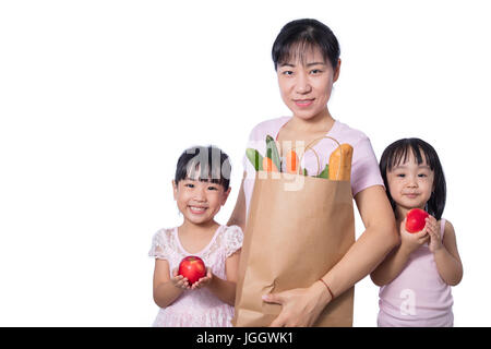 Femme Asiatique et leurs filles à porter des sacs d'épicerie en isolé sur fond blanc Banque D'Images