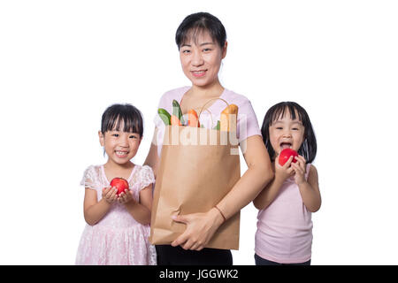 Femme Asiatique et leurs filles à porter des sacs d'épicerie en isolé sur fond blanc Banque D'Images