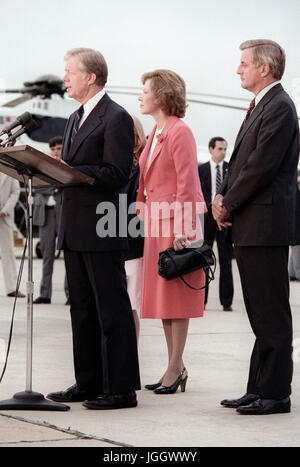 Rosalyn Carter, fille Amy Carter et le Vice-président Walter Mondale écouter comme président Jimmy Carter parle à une foule à son retour d'une visite. Banque D'Images