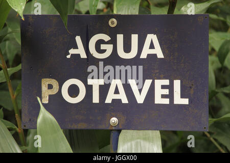 L'eau potable, un conseil, 2016, Parc Ecológico Quedas do Rio Bonito, Lavras, Minas Gerais, Brésil. Banque D'Images