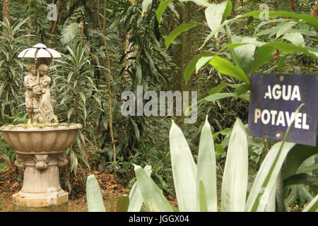 L'eau potable, un conseil, 2016, Parc Ecológico Quedas do Rio Bonito, Lavras, Minas Gerais, Brésil. Banque D'Images