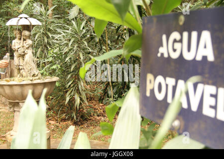 Fontaine, de l'eau potable, la Commission, 2016, Parc Ecológico Quedas do Rio Bonito, Lavras, Minas Gerais, Brésil. Banque D'Images