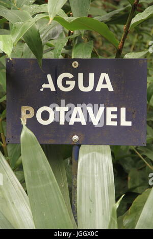 L'eau potable, un conseil, 2016, Lavras, Minas Gerais, Brésil. Banque D'Images