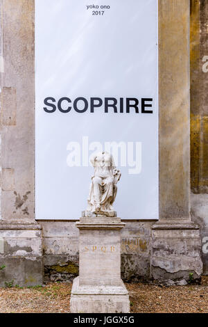 Publicité pour Yoko Ono Claire Tabouret -Un jour j'ai cassé un miroir - exposition, Villa Medici, Rome, Italie Banque D'Images