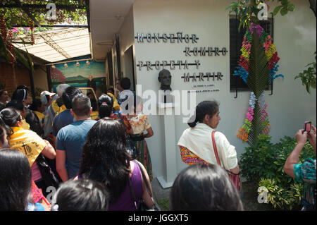 El Salvador se prépare pour la cérémonie de béatification et de masse annonçant la béatification de l'archevêque Oscar Romero. L'archevêque a été immolé sur l'autel de son église de la Divine Providence par un homme armé de l'aile droite en 1980. Oscar Arnulfo Romero y Galdamez est devenu le quatrième Archevêque de San Salvador, en remplacement de Luis Chavez, et s'est prononcé contre la pauvreté, l'injustice sociale, d'assassinats et de torture. Romero a été assassiné tout en offrant la messe le 24 mars 1980. Banque D'Images