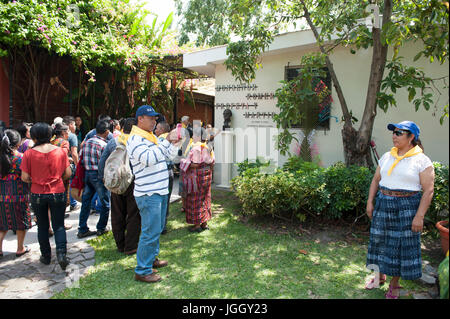 El Salvador se prépare pour la cérémonie de béatification et de masse annonçant la béatification de l'archevêque Oscar Romero. L'archevêque a été immolé sur l'autel de son église de la Divine Providence par un homme armé de l'aile droite en 1980. Oscar Arnulfo Romero y Galdamez est devenu le quatrième Archevêque de San Salvador, en remplacement de Luis Chavez, et s'est prononcé contre la pauvreté, l'injustice sociale, d'assassinats et de torture. Romero a été assassiné tout en offrant la messe le 24 mars 1980. Banque D'Images