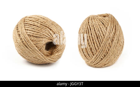 Deux petites bobine acoustique de jute jute ficelle brun naturel corde de jute sur fond blanc Banque D'Images