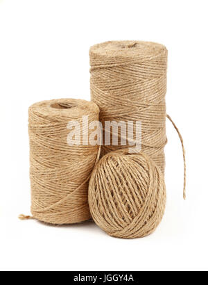 Groupe de trois différents bobine acoustique de jute jute ficelle brun naturel corde de jute sur fond blanc, Close up, high angle view Banque D'Images