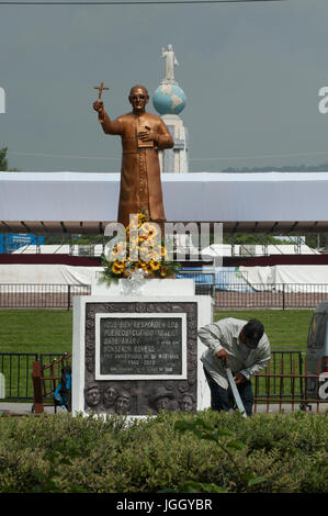 El Salvador se prépare pour la cérémonie de béatification et de masse annonçant la béatification de l'archevêque Oscar Romero. L'archevêque a été immolé sur l'autel de son église de la Divine Providence par un homme armé de l'aile droite en 1980. Oscar Arnulfo Romero y Galdamez est devenu le quatrième Archevêque de San Salvador, en remplacement de Luis Chavez, et s'est prononcé contre la pauvreté, l'injustice sociale, d'assassinats et de torture. Romero a été assassiné tout en offrant la messe le 24 mars 1980. Banque D'Images