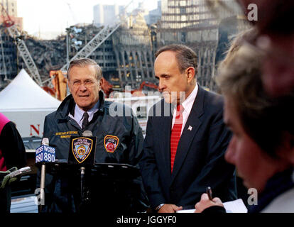 L'honorable Donald H. Rumsfeld (à gauche), Secrétaire américain de la Défense, et le maire de New York, Rudolph Giuliani (droite), parler aux médias sur le site de la tragédie du World Trade Center à New York, N.Y. le 14 novembre 2001. Banque D'Images
