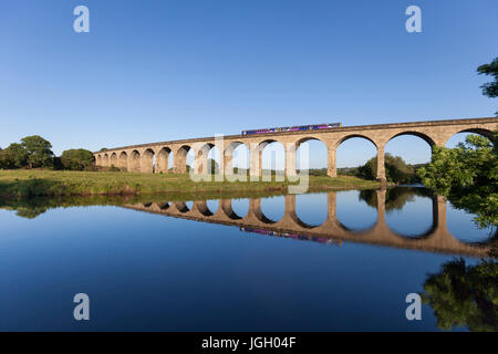 18/06/2017 (Sun) 1923 viaduc Wharfedale 153  + 142 Classe de travail stimulation 1855 Leeds - York via Harrogate Banque D'Images