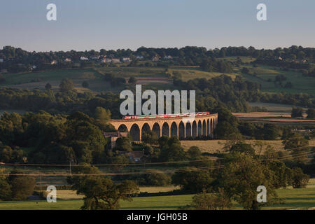 Virgin Trains Intercity 125 traverse la côte est au sud du viaduc Wharfdale Harrogate le travail 1803 Kings Cross - Harrogate Banque D'Images