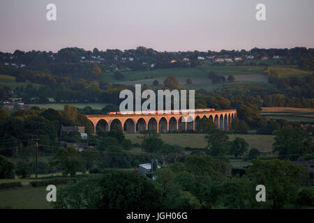 Un virgin trains intercity 125 traverse la Côte Est sur le Viaduc Wharfdale Leeds - Harrogate Harrogate de ligne vide à Leeds Neville Hill Banque D'Images