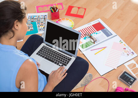 Graphiste attentif à l'aide d'ordinateur portable dans le bureau Banque D'Images