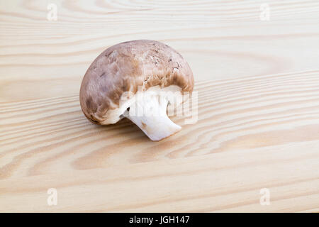 Champignon châtaigne sur planche à découper en bois Banque D'Images