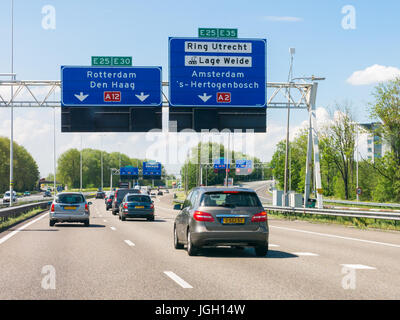 Le trafic sur l'autoroute A12 et route de frais généraux des panneaux d'information, Oudenrijn, Utrecht, Pays-Bas Banque D'Images