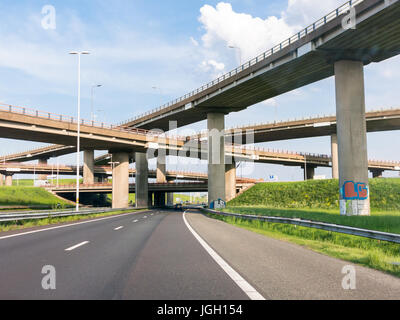 L'autoroute A12-A4 flyover Prins Clausplein interchange pile à La Haye, Pays-Bas, South-Holland Banque D'Images