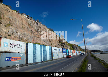 Clifftop house endommagé par un tremblement de terre, et des conteneurs d'expédition de la protection de la circulation à partir de la chute de débris, Sumner, Christchurch, Canterbury, île du Sud, Banque D'Images