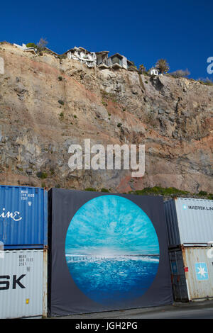 Clifftop house endommagé par un tremblement de terre, et des conteneurs d'expédition de la protection de la circulation à partir de la chute de débris, Sumner, Christchurch, Canterbury, île du Sud, Banque D'Images