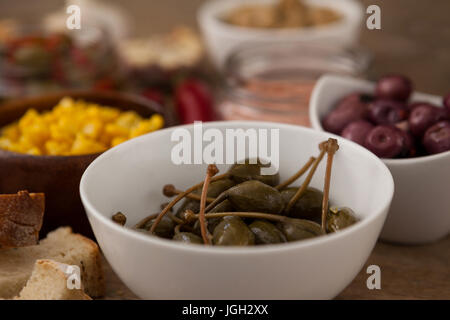 Close up de légumes dans un bol par des ingrédients sur la table Banque D'Images