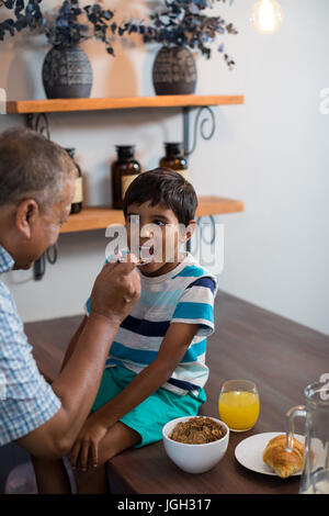 Grand-père petit-fils assis sur le tableau d'alimentation à la maison Banque D'Images