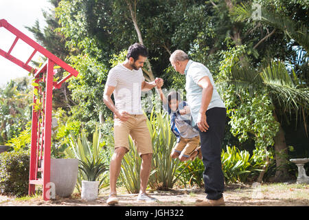 Père et grand-père avec boy au parc en journée ensoleillée Banque D'Images