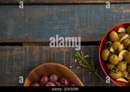 Portrait d'olives servi dans des bols sur la table en bois Banque D'Images