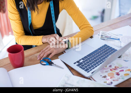 Designer féminin smart watch en fonction de réglage Banque D'Images