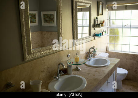 Miroir sur les puits dans la salle de bains à la maison Banque D'Images