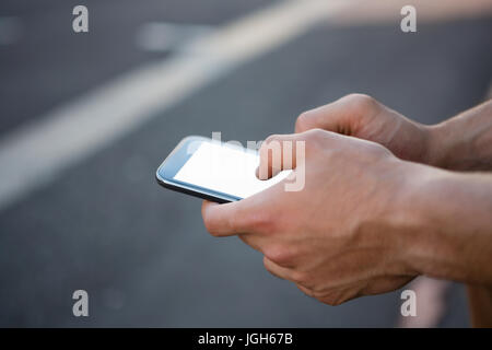 Angle Haut les mains coupées de l'homme à l'aide de Phone Banque D'Images