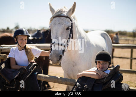 Portrait de deux jeunes filles à côté du cheval blanc dans le ranch Banque D'Images