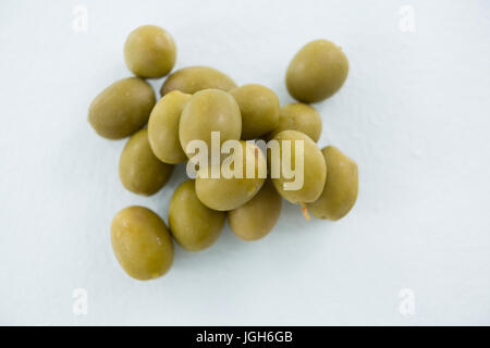 Close-up of fresh olives vertes sur fond blanc Banque D'Images