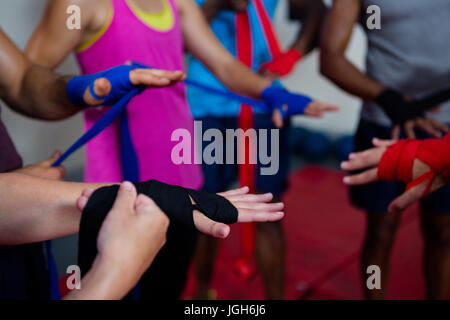 Mise sous film rétractable des boxeurs des bandages sur les mains in fitness studio Banque D'Images