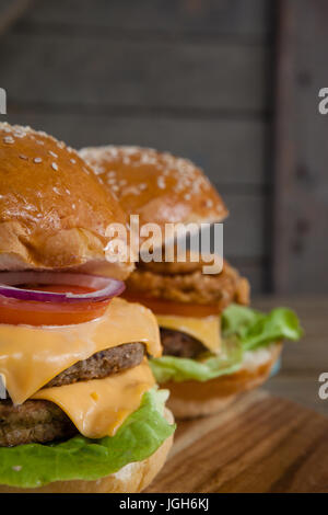 Close-up de hamburgers sur planche à découper Banque D'Images