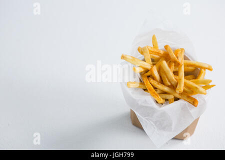 Voir l'ange haut de frites en sac de papier sur la table Banque D'Images