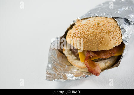 Close up of burger enveloppés dans du papier d'aluminium sur la table Banque D'Images