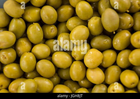 Close-up of green olives marinées Banque D'Images