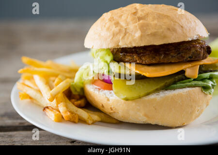 Close up of cheese burger frites en plaque sur le tableau Banque D'Images